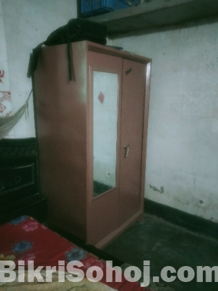 স্টিলের আলমারি